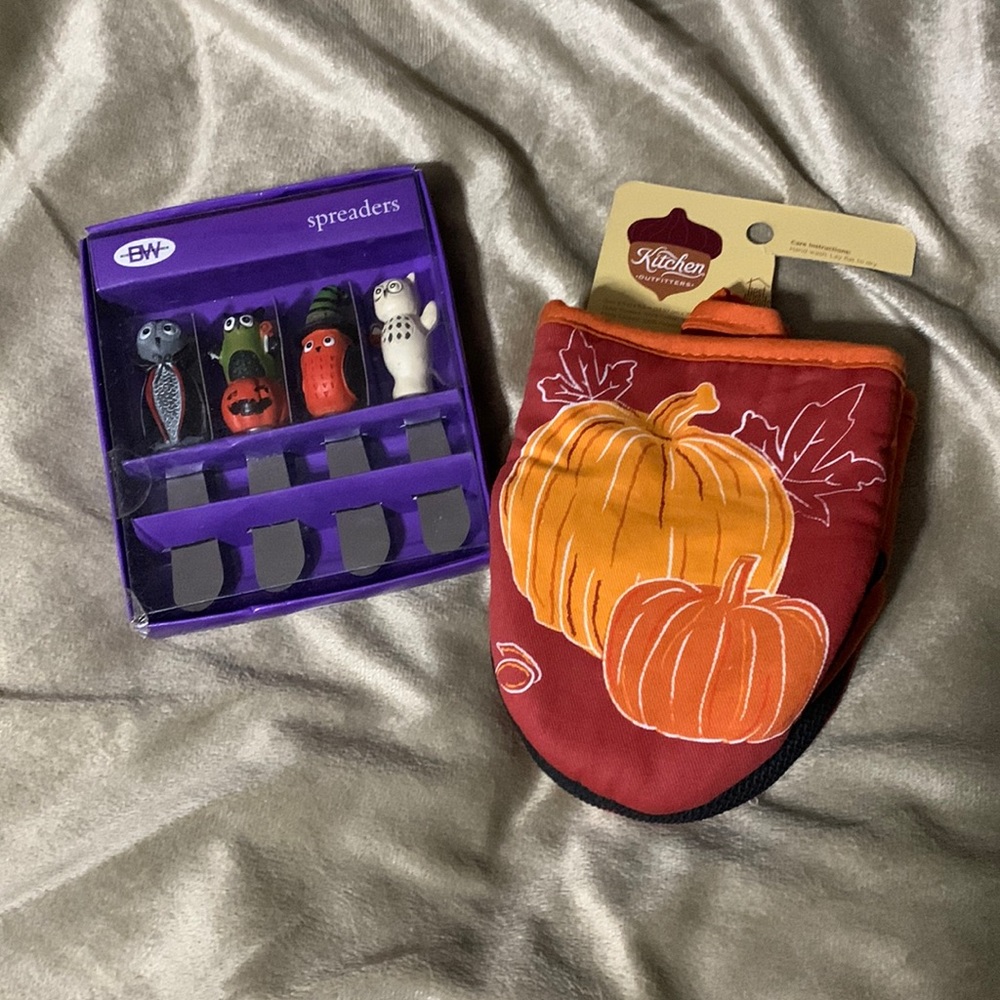 🍁🎃FALL KITCHEN ITEMS- 4 Set of Spreaders & Two pack Neoprene Mini oven Mitts
